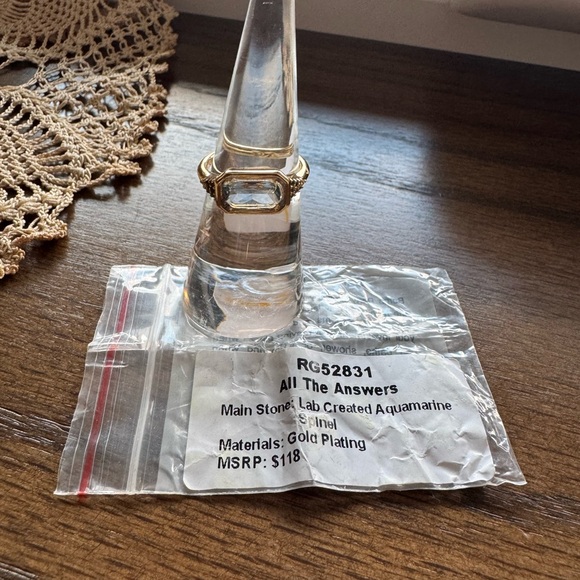 Elegant Gold Women's Ring with Aquamarine - Picture 2 of 7